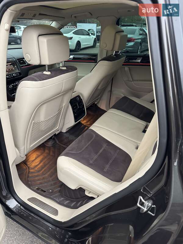 Внедорожник / Кроссовер Volkswagen Touareg 2015 в Днепре