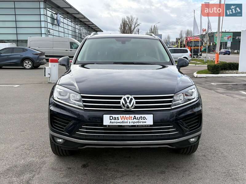 Внедорожник / Кроссовер Volkswagen Touareg 2015 в Киеве