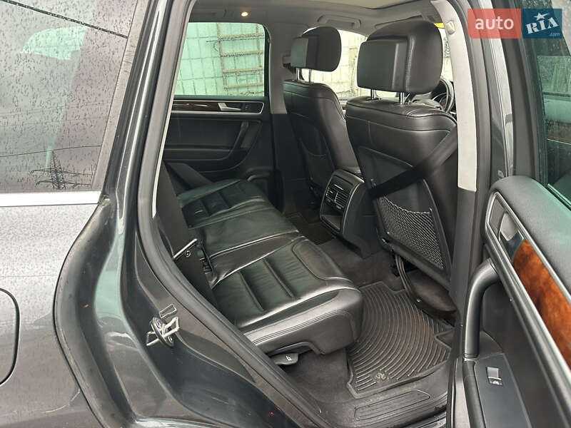 Внедорожник / Кроссовер Volkswagen Touareg 2013 в Киеве