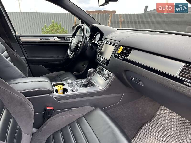 Внедорожник / Кроссовер Volkswagen Touareg 2016 в Луцке