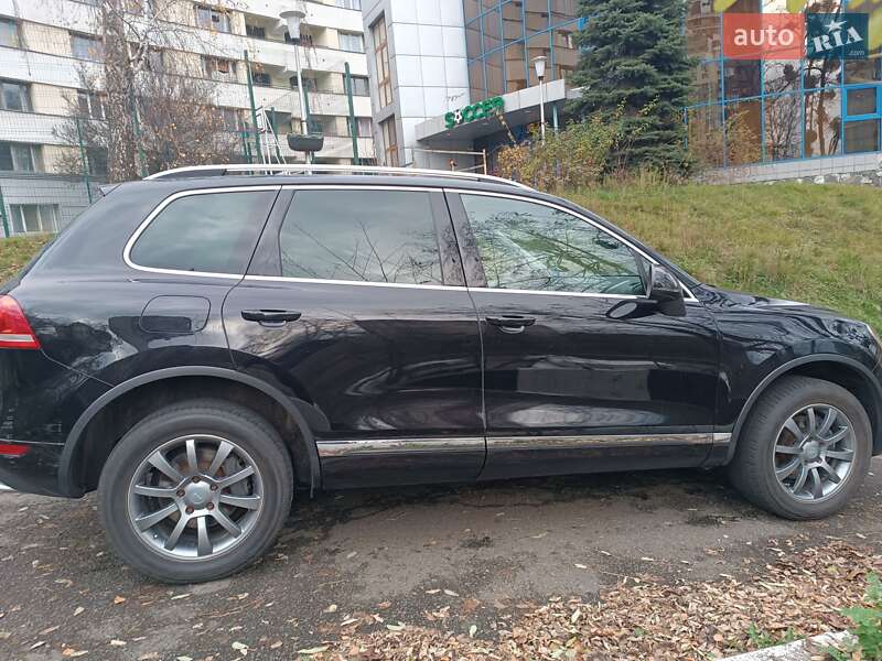 Позашляховик / Кросовер Volkswagen Touareg 2012 в Києві