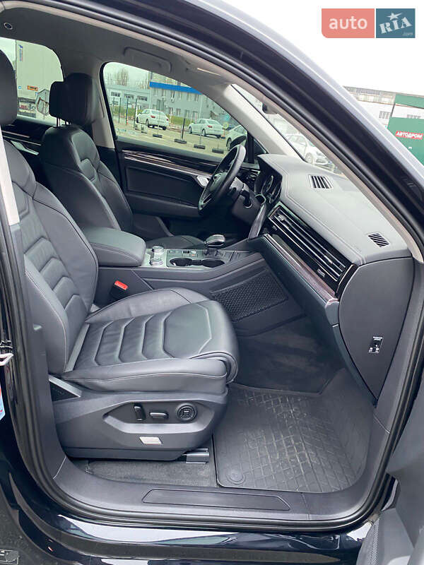 Внедорожник / Кроссовер Volkswagen Touareg 2020 в Киеве