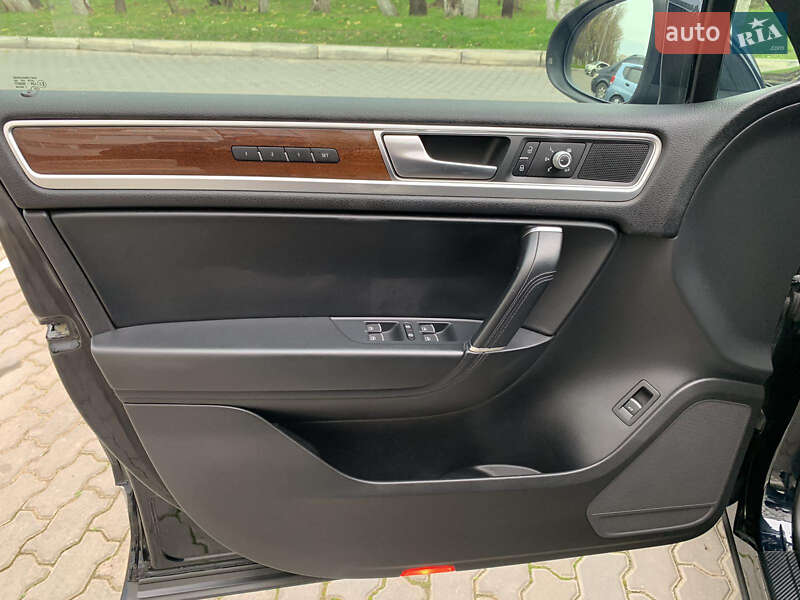 Внедорожник / Кроссовер Volkswagen Touareg 2016 в Одессе