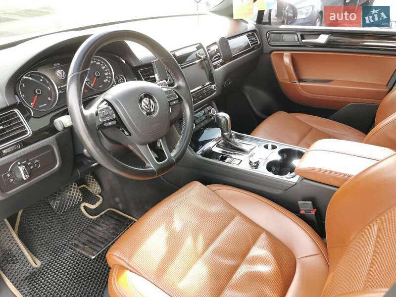 Внедорожник / Кроссовер Volkswagen Touareg 2013 в Хмельницком