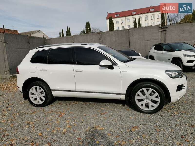 Внедорожник / Кроссовер Volkswagen Touareg 2013 в Хмельницком