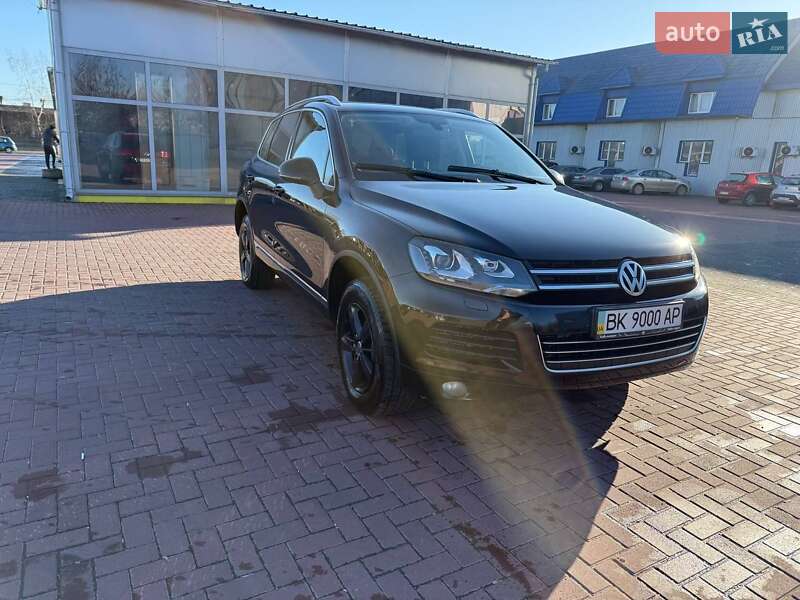 Внедорожник / Кроссовер Volkswagen Touareg 2013 в Ровно