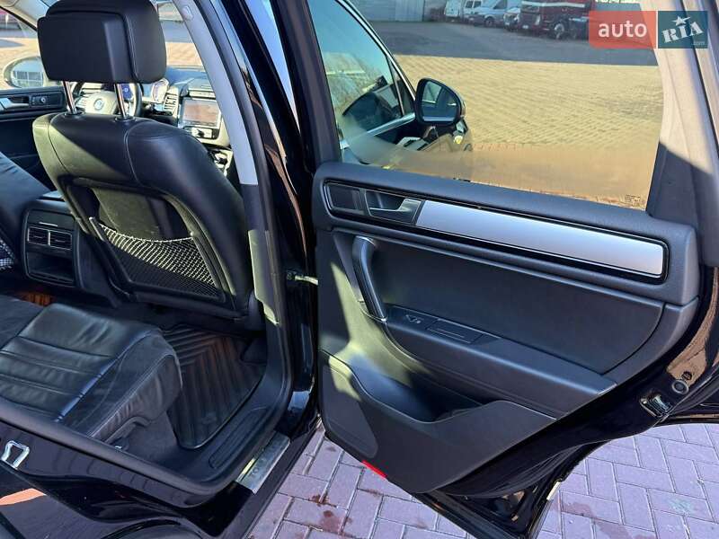 Внедорожник / Кроссовер Volkswagen Touareg 2013 в Ровно