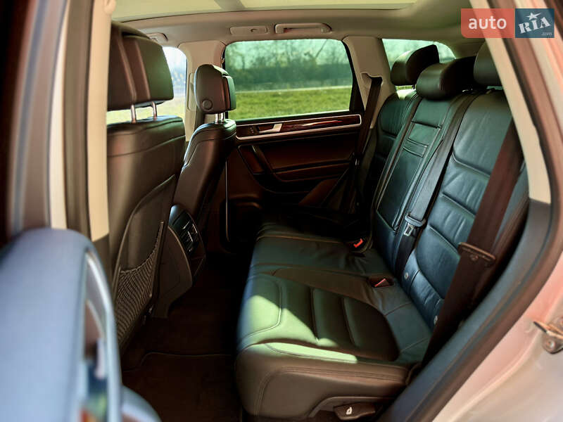 Внедорожник / Кроссовер Volkswagen Touareg 2013 в Киеве