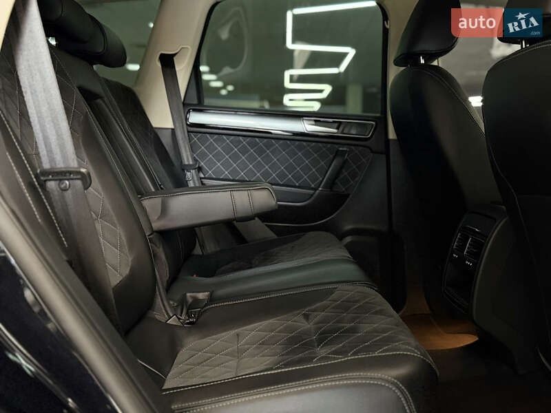 Внедорожник / Кроссовер Volkswagen Touareg 2015 в Николаеве