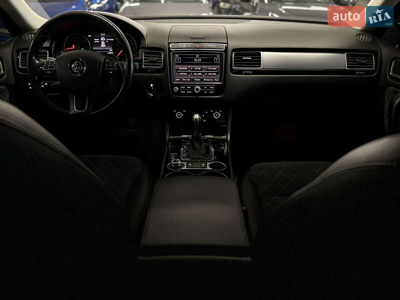 Внедорожник / Кроссовер Volkswagen Touareg 2015 в Николаеве