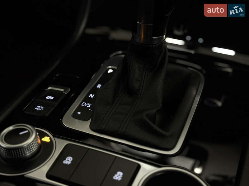 Внедорожник / Кроссовер Volkswagen Touareg 2015 в Николаеве