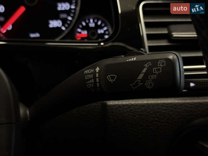 Внедорожник / Кроссовер Volkswagen Touareg 2015 в Николаеве