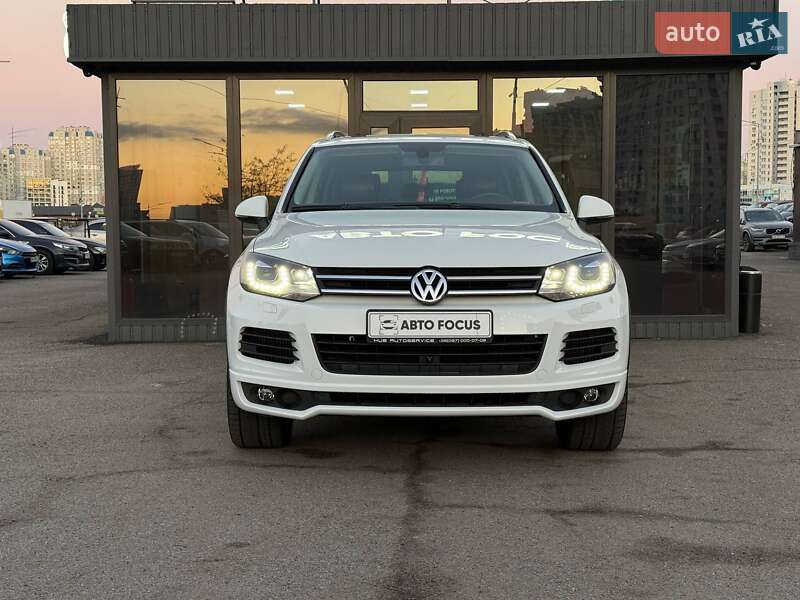 Внедорожник / Кроссовер Volkswagen Touareg 2012 в Киеве