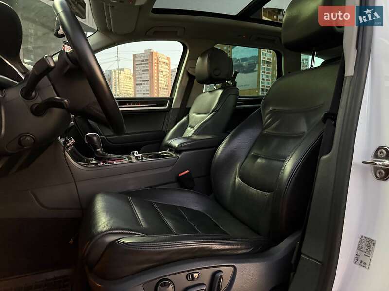 Внедорожник / Кроссовер Volkswagen Touareg 2012 в Киеве