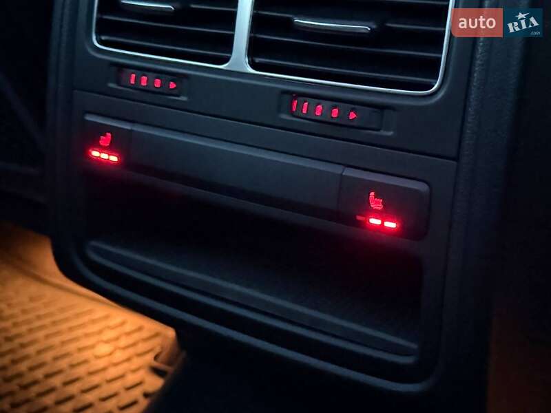 Внедорожник / Кроссовер Volkswagen Touareg 2012 в Киеве