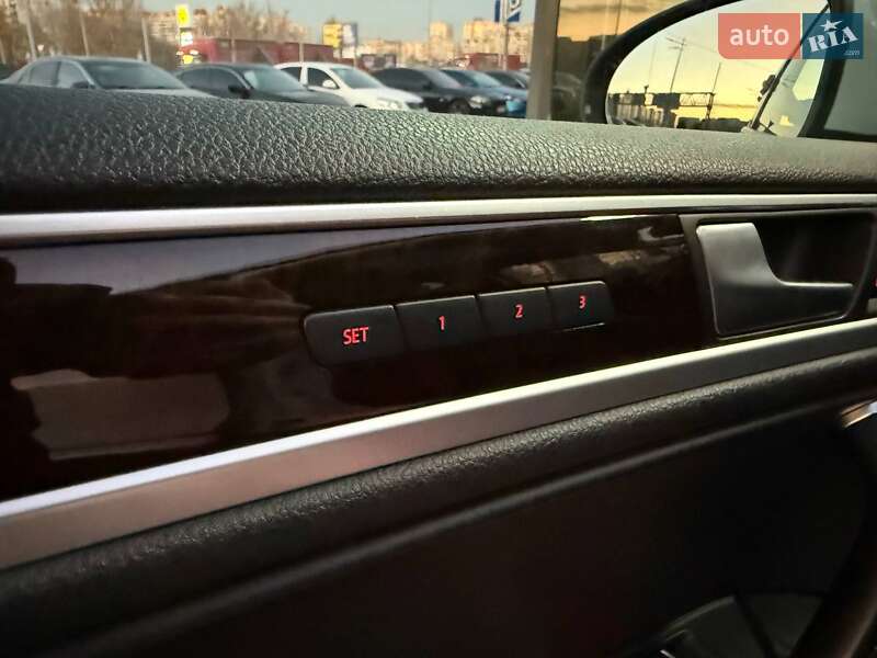 Внедорожник / Кроссовер Volkswagen Touareg 2012 в Киеве