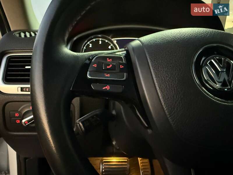 Внедорожник / Кроссовер Volkswagen Touareg 2012 в Киеве