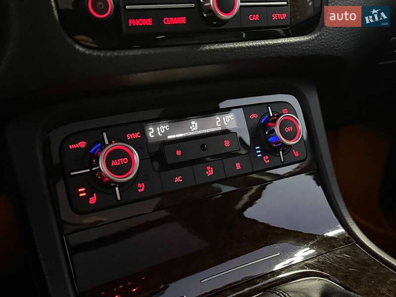 Внедорожник / Кроссовер Volkswagen Touareg 2012 в Киеве