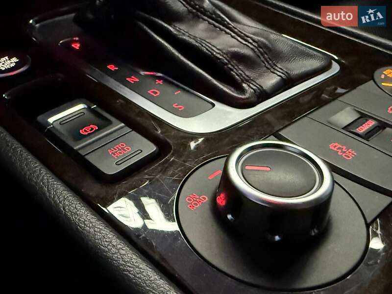 Внедорожник / Кроссовер Volkswagen Touareg 2012 в Киеве