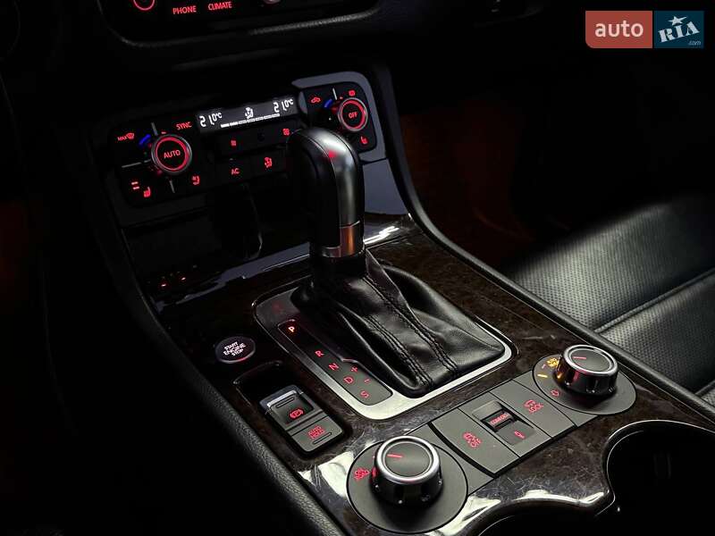 Внедорожник / Кроссовер Volkswagen Touareg 2012 в Киеве