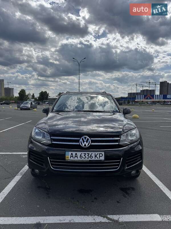 Внедорожник / Кроссовер Volkswagen Touareg 2014 в Киеве