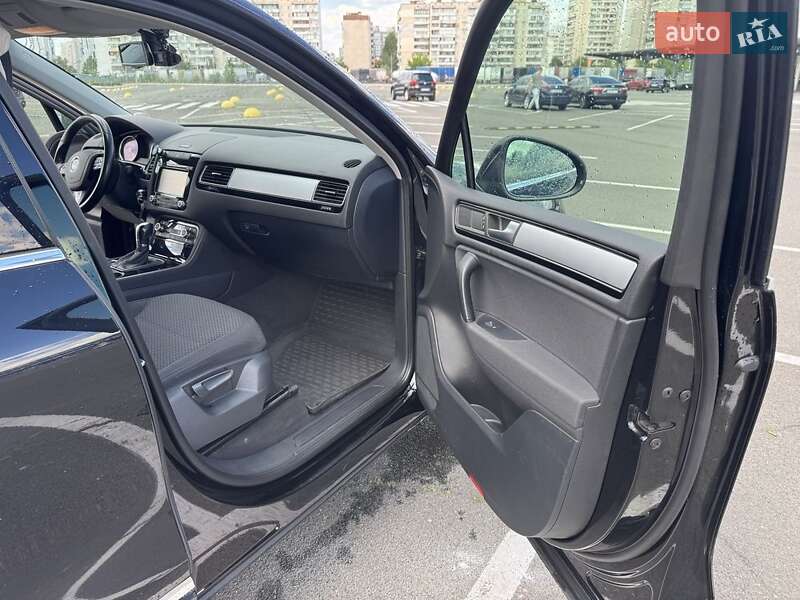 Внедорожник / Кроссовер Volkswagen Touareg 2014 в Киеве