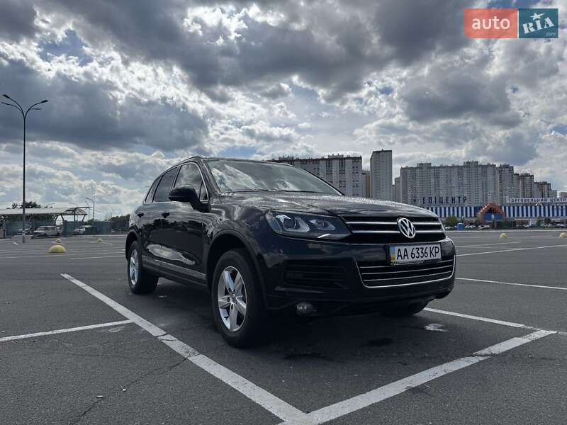 Внедорожник / Кроссовер Volkswagen Touareg 2014 в Киеве