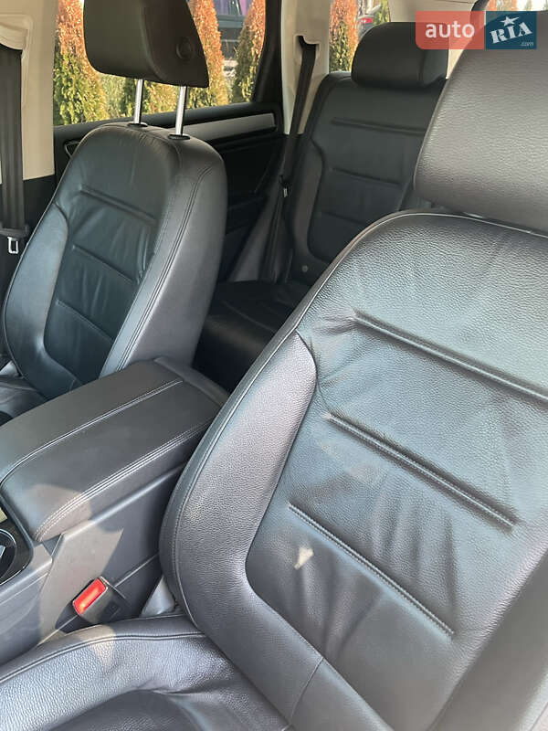 Внедорожник / Кроссовер Volkswagen Touareg 2016 в Днепре