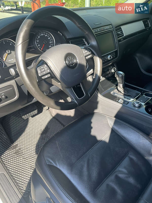 Внедорожник / Кроссовер Volkswagen Touareg 2016 в Днепре