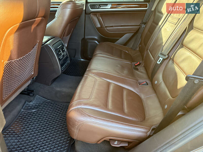 Внедорожник / Кроссовер Volkswagen Touareg 2011 в Киеве