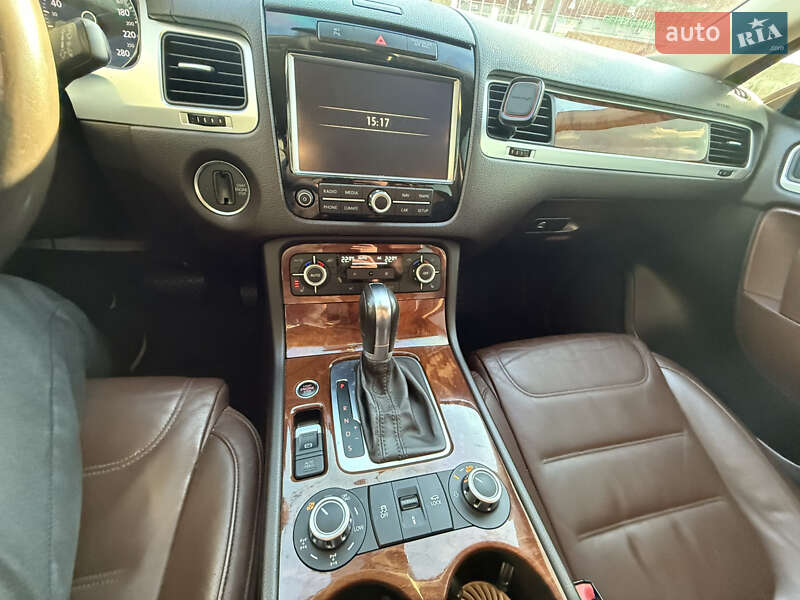 Внедорожник / Кроссовер Volkswagen Touareg 2011 в Киеве