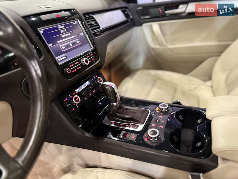 Внедорожник / Кроссовер Volkswagen Touareg 2014 в Одессе