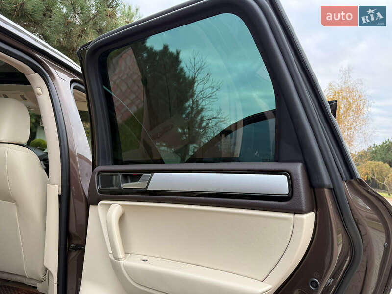 Внедорожник / Кроссовер Volkswagen Touareg 2014 в Одессе