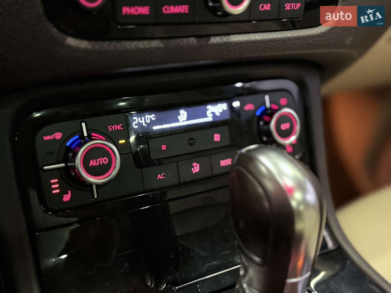 Внедорожник / Кроссовер Volkswagen Touareg 2014 в Одессе