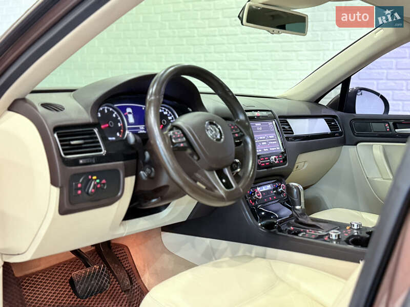 Внедорожник / Кроссовер Volkswagen Touareg 2014 в Одессе