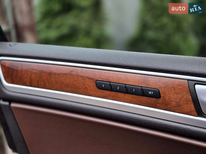 Внедорожник / Кроссовер Volkswagen Touareg 2012 в Запорожье