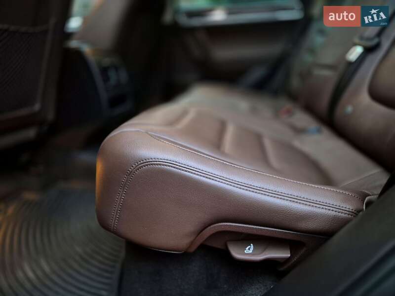 Внедорожник / Кроссовер Volkswagen Touareg 2012 в Запорожье