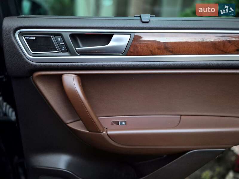 Внедорожник / Кроссовер Volkswagen Touareg 2012 в Запорожье