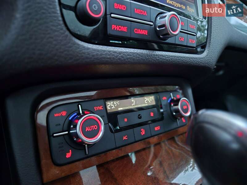 Внедорожник / Кроссовер Volkswagen Touareg 2012 в Запорожье