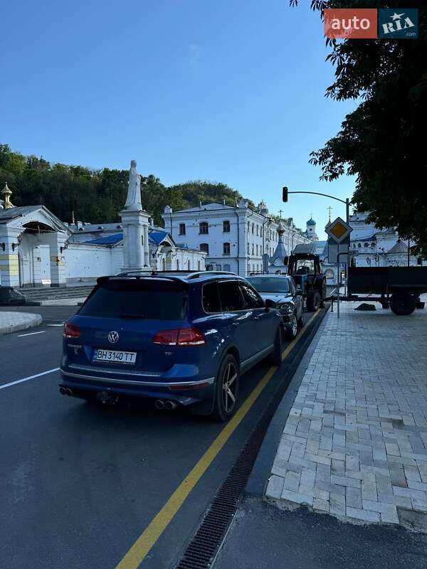 Внедорожник / Кроссовер Volkswagen Touareg 2015 в Днепре