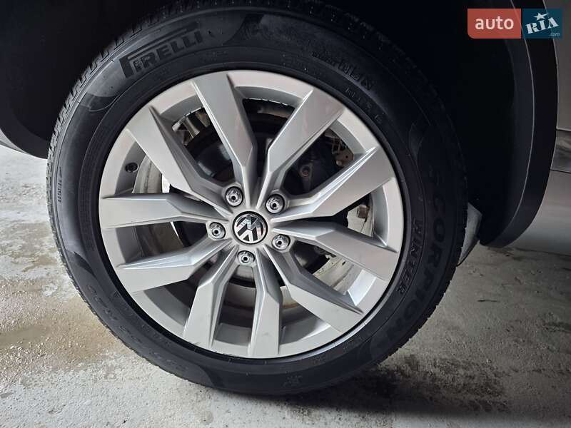 Внедорожник / Кроссовер Volkswagen Touareg 2016 в Коломые