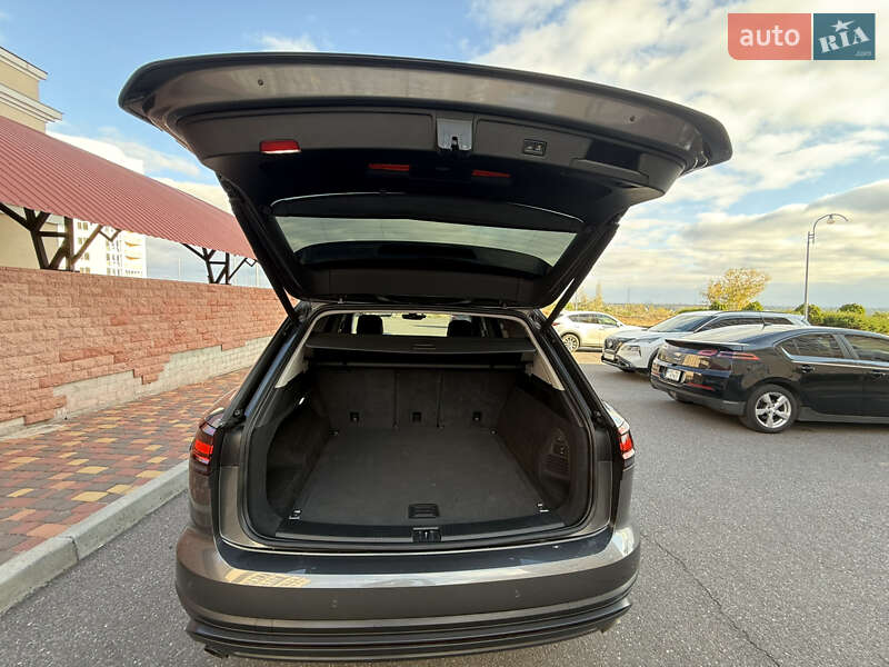 Внедорожник / Кроссовер Volkswagen Touareg 2018 в Одессе