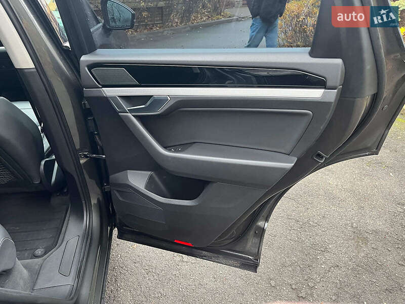 Внедорожник / Кроссовер Volkswagen Touareg 2019 в Киеве