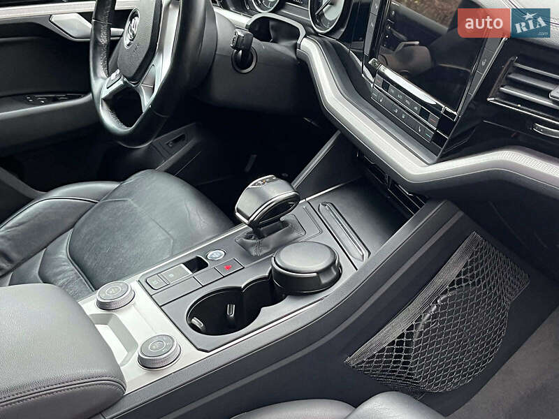 Внедорожник / Кроссовер Volkswagen Touareg 2019 в Киеве