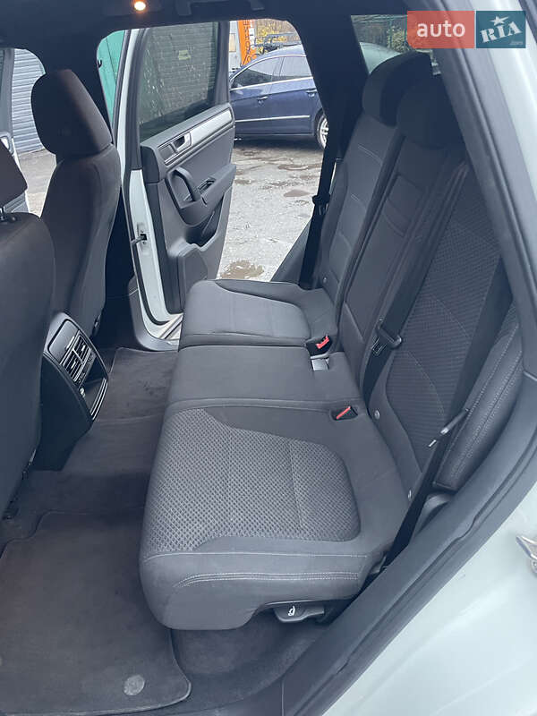 Позашляховик / Кросовер Volkswagen Touareg 2012 в Кам'янському