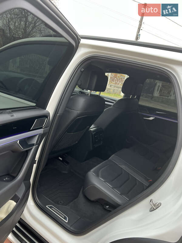 Внедорожник / Кроссовер Volkswagen Touareg 2019 в Первомайске