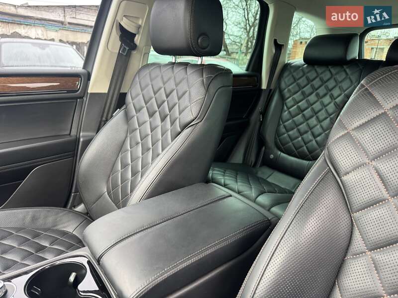 Внедорожник / Кроссовер Volkswagen Touareg 2017 в Тернополе