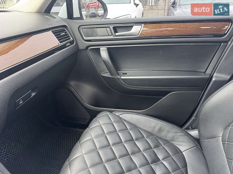 Внедорожник / Кроссовер Volkswagen Touareg 2017 в Тернополе