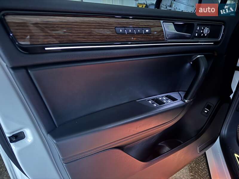 Внедорожник / Кроссовер Volkswagen Touareg 2017 в Тернополе