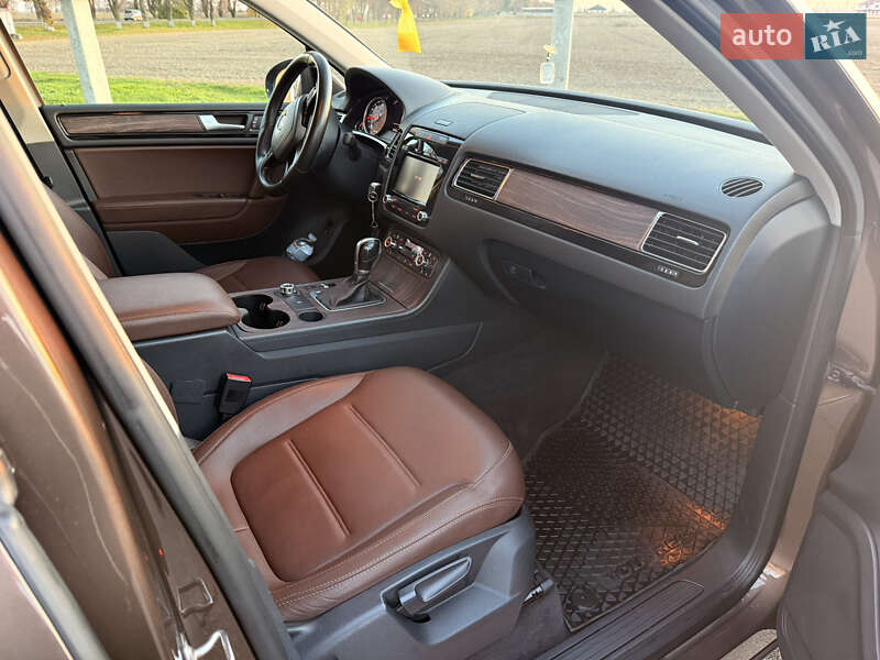 Внедорожник / Кроссовер Volkswagen Touareg 2013 в Киеве